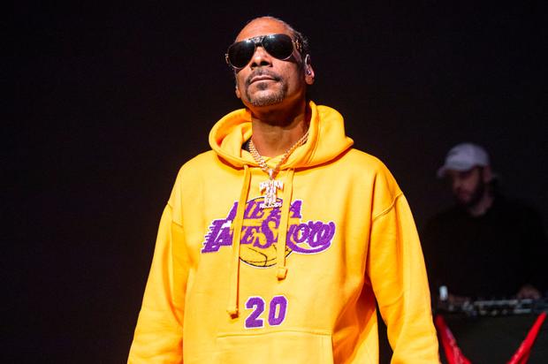 man posts photo of their mother meeting snoop dogg instantly regrets it